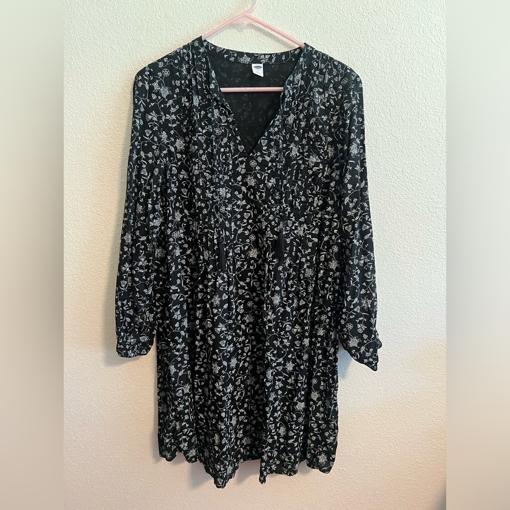 Black and White Floral Old Navy Tunic Size Medium